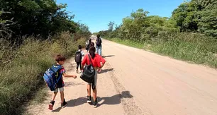 Córdoba: sin colectivo ni pavimento, en barrios periféricos denuncian aislamiento y niños que caminan kilómetros para ir a la escuela
