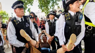 Caos en Londres: más de 450 detenidos de un grupo propalestino declarado “terrorista” por el Gobierno