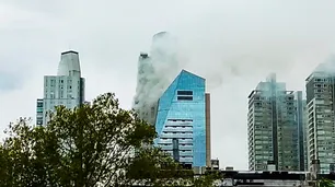 Incendio en un edificio de Puerto Madero: más de 100 evacuados y un operativo de 45 ambulancias, bomberos y rescatistas
