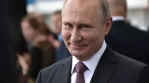 Acusan a Rusia de enviar espías a robar la fórmula de AstraZeneca para crear la Sputnik V