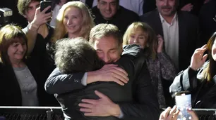 Del abrazo con Santilli a la "banda presidencial": el show de Milei en fotos