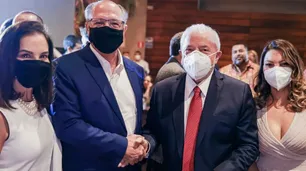 Lula sopesa vicepresidente centrista antes de la elección en Brasil