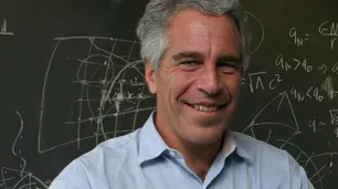 Desde Bill Clinton hasta el Príncipe Andrés y Stephen Hawking: los primeros famosos mencionados en la lista de Jeffrey Epstein