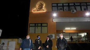 Homenaje luminoso a Spinetta: inauguran una estatua en el club Obras Sanitarias