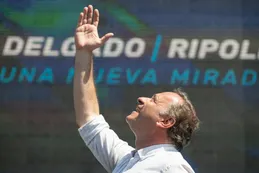 Álvaro Delgado, el candidato oficialista de Uruguay, busca continuar el legado de Lacalle Pou