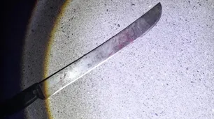 Trelew: un hombre atacó a machetazos a un ladrón y le amputó varios dedos