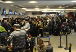Siguen las demoras luego de las 60 cancelaciones de Aerolíneas y Austral