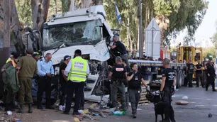 Atentado en Tel Aviv: camión embistió a decenas de personas en una parada de autobuses