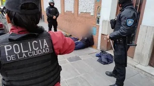 Ensangrentado tras chocar con un colectivo: así quedó el motochorro que quiso robar en Barracas (y cayó preso)