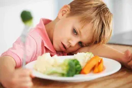 Más que un capricho: pediatras advierten sobre los riesgos de que los niños coman siempre lo mismo