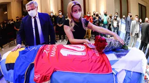 Denuncian a Alberto Fernández por organizar el velorio de Diego Maradona en Casa Rosada