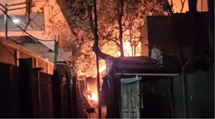 Incendio en un asentamiento precario en Villa Crespo: 25 personas evacuadas y dos internados