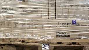 Gobierno y macrismo discuten ahora por miles de computadoras en un depósito del Correo