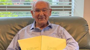 Con 104 años presentó su tesis doctoral y resolvió un enigma de dos siglos