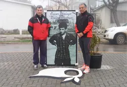 Ignacio visitó el monumento a la memoria de su padre