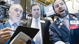 Dólar hoy: el derrumbe las bolsas mundiales hizo subir al blue y el riesgo país