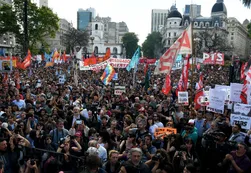 Video | Incidentes en Plaza de Mayo tras la nueva marcha por Santiago Maldonado