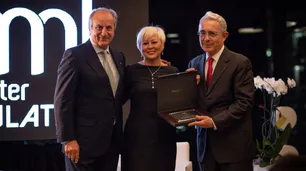 Álvaro Uribe, expresidente de Colombia, recibió el premio MasterMind Latino