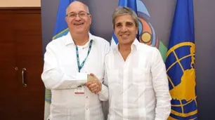 Qué es la guayabera, la prenda que vistió Luis Caputo en la reunión del BID