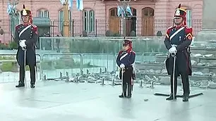 Lorenzo, un granaderito de 6 años, fue la nota de color tempranera en Plaza de Mayo