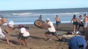 Piñas, canastos y turistas en fuga: violenta pelea entre churreros alteró una playa de Mar Azul