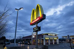Despidieron al CEO de McDonalds por mantener un noviazgo con una empleada
