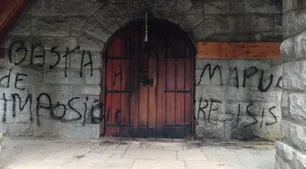 Vandalizaron la capilla de Villa La Angostura tras el desalojo mapuche en Villa Mascardi