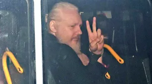"Amigos" conspiraron para sacar a Julian Assange de la embajada en Londres