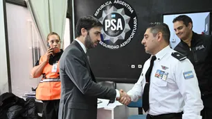 Por la aparición de un paquete sospechoso, bajaron de un avión a Ignacio Torres, gobernador de Chubut