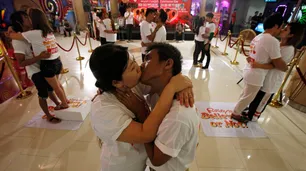 Día internacional del beso: se besaron por más de 58 horas y batieron el récord