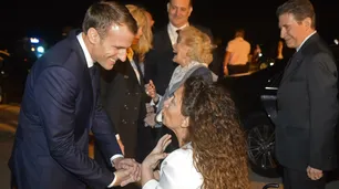 G20: Macron y su esposa fueron recibidos por Michetti en Ezeiza