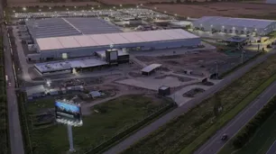Con una inversión de US$ 110 millones, Mercedes Benz inauguró en Zárate su nueva planta de camiones y buses