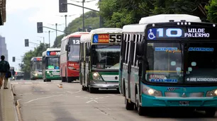 Buscan prohibir taxis y colectivos a nafta para el 2028 en la Ciudad