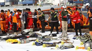 Encontraron los cadáveres y restos del avión que se estrelló en Indonesia