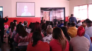Una sobreviviente del Holocausto dio su testimonio a personas privadas de la libertad