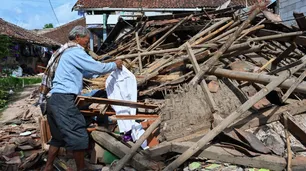 Atrapado bajo escombros y rescatado ileso: la historia del niño que sobrevivió al terremoto en Indonesia
