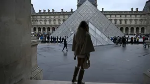 “Vimos la corona de Eugenia en el suelo, no lo podía creer”, dijo la empleada del Louvre que encontró la joya dañada