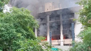 Incendio en Apross: Bomberos apunta a una posible falla eléctrica en la luminarias led