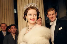 Dandy, rebelde y buen consejero: así pintó The Crown al príncipe Felipe
