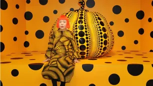Millonaria termina presa por simular venta de una escultura de Yayoi Kusama