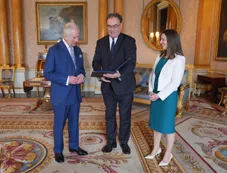 El Banco de Inglaterra le mostró al rey Carlos III los nuevos billetes con su propio rostro