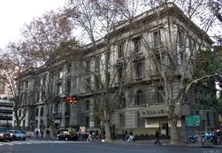 Irrumpieron en la guardia del Hospital Rivadavia y amenazaron con jeringas usadas
