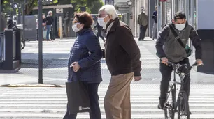 Permiso para salir: el virus ya discrimina a los adultos mayores