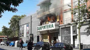 Incendio y evacuados en una carpintería en Palermo