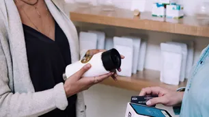 Trataron de pagar con tarjetas de crédito truchas y fueron arrestados en Córdoba