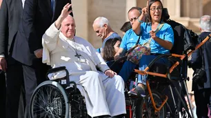 Todo menos operarse: el Papa Francisco consultó sobre su rodilla con un médico del Atlético de Madrid
