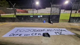 "Defe con CFK": la Policía porteña sacó una bandera en apoyo a Cristina en la cancha de un club del ascenso