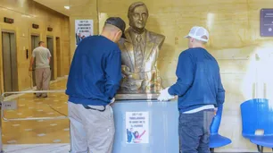 Retiraron otro busto de Néstor Kirchner, esta vez de la sede principal de la ANSES