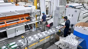 Pese a que los números siguen en caída libre, el Indec midió "leve mejora" en la industria 2025