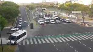 Avenida 9 de Julio: una combi se quedó sin frenos y de milagro no sucedió una tragedia